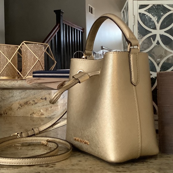 New Mk small bucket bag suri 😍 must have - Picture 6 of 10